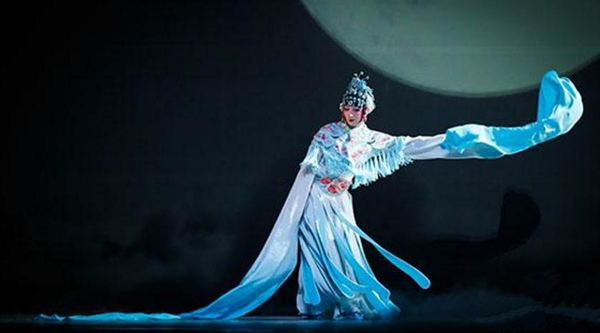 最终,筱燕秋在飘雪的月夜与嫦娥一起,飞向了广寒宫.