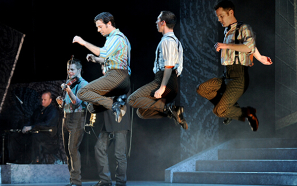 带有浓郁的民族特色,同时也包容了踢踏舞的所有流派,形成了独具一格的