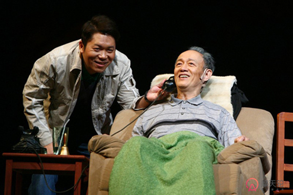 Image: https://img0.tking.cn/assets/img/s2ArH2Tp4G.jpg 【长沙站】金士杰 - 卜学亮主演话剧《最后14堂星期二的课》