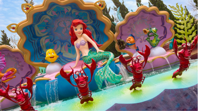 就是上海迪士尼乐园的晶彩奇航,坐上小船游览美轮美奂的"梦幻世界"